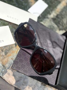 Like new Gucci Black Frame Sunglasses Dark Brown Lenses GG with leather cas